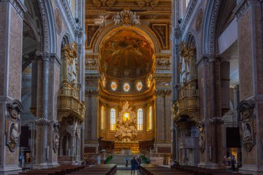 Napoli, İtalya, 19 Mayıs 2022: İtalya 'nın Napoli kentindeki Santa Maria Assunta Katedrali.