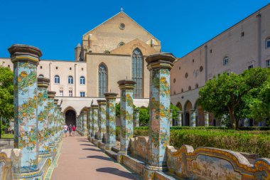 Napoli, İtalya, 19 Mayıs 2022: Napoli, İtalya 'daki Santa Chiara manastırında renkli kolonlar.
