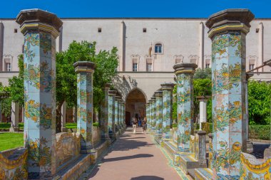 Napoli, İtalya, 19 Mayıs 2022: Napoli, İtalya 'daki Santa Chiara manastırında renkli kolonlar.