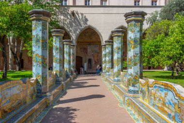 Napoli, İtalya, 19 Mayıs 2022: Napoli, İtalya 'daki Santa Chiara manastırında renkli kolonlar.