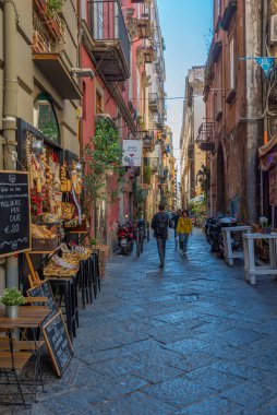 Napoli, İtalya, 19 Mayıs 2022: İnsanlar Napoli, İtalya 'nın tarihi merkezinde geziniyor.