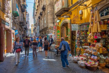 Napoli, İtalya, 19 Mayıs 2022: İnsanlar Napoli, İtalya 'nın tarihi merkezinde geziniyor.