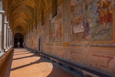 Napoli, İtalya, 19 Mayıs 2022: Napoli, İtalya 'daki Santa Chiara manastırında freskler.