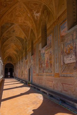Napoli, İtalya, 19 Mayıs 2022: Napoli, İtalya 'daki Santa Chiara manastırında freskler.