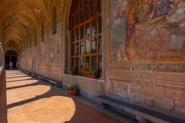 Napoli, İtalya, 19 Mayıs 2022: Napoli, İtalya 'daki Santa Chiara manastırında freskler.