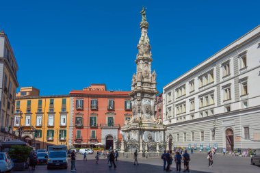 Napoli, İtalya, 19 Mayıs 2022: Guglia dell 'Immacolata sütunu Napoli' nin merkezinde, İtalya.