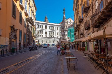 Napoli, İtalya, 19 Mayıs 2022: Guglia dell 'Immacolata sütunu Napoli' nin merkezinde, İtalya.
