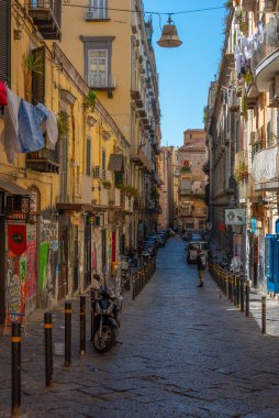 Napoli, İtalya, 19 Mayıs 2022: İnsanlar Napoli, İtalya 'nın tarihi merkezinde geziniyor.