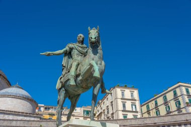 Napoli, İtalya, 19 Mayıs 2022: İtalyan kenti Napoli 'deki San Francesco di Paola kilisesinin önündeki binicilik heykeli.