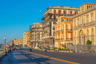 Napoli, İtalya, 19 Mayıs 2022: İtalya 'nın Napoli kentindeki deniz kenarındaki gezinti alanı.