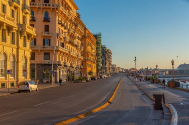 Napoli, İtalya, 19 Mayıs 2022: İtalya 'nın Napoli kentindeki deniz kenarındaki gezinti alanı.