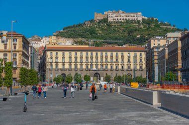 Napoli, İtalya, 19 Mayıs 2022 İtalyan şehri Napoli 'ye bakan Sant' Elmo Kalesi.