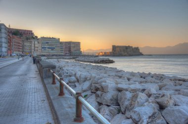 Napoli, İtalya, 19 Mayıs 2022: Napoli Körfezi 'nde yer alan Castel Dell' Ovo.