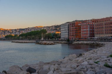 Napoli, İtalya, 19 Mayıs 2022: İtalya 'nın Napoli kentindeki deniz kenarındaki gezinti alanının gün batımı manzarası.
