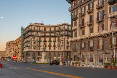 Napoli, İtalya, 19 Mayıs 2022: İtalya 'nın Napoli kentindeki deniz kenarındaki gezinti alanının gün batımı manzarası.