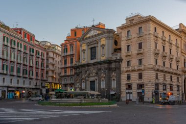 Napoli, İtalya, 19 Mayıs 2022: İtalya 'nın Napoli kentindeki Saint Ferdinando Kilisesi' nin gün doğumu manzarası.