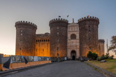 Napoli, İtalya, 19 Mayıs 2022: Napoli, İtalya 'daki Castel Nuovo' nun Gece Görüşü.