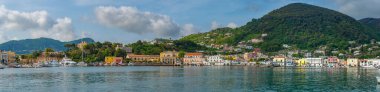 Ischia, İtalya, 23 Mayıs 2022: İtalya 'nın Ischia adasındaki Porto d' Ischia kasabasında bulunan balıkçı tekneleri.