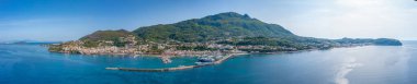 Ischia, İtalya, 23 Mayıs 2022: İtalya 'nın Ischia adasındaki Casamicciola Terme marinasının havadan görünüşü.