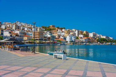 Sitia, Yunanistan, 18 Ağustos 2022: Yunan kenti Sitia 'da deniz kenarında gezinti.