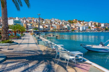 Sitia, Yunanistan, 18 Ağustos 2022: Yunan kenti Sitia 'da deniz kenarında gezinti.