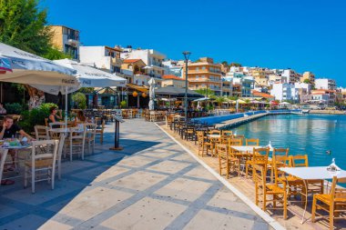 Sitia, Yunanistan, 18 Ağustos 2022: Yunan kenti Sitia 'da sahil kenarındaki restoranlar.