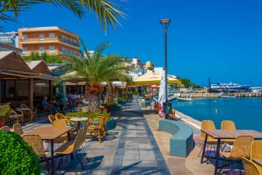 Sitia, Yunanistan, 18 Ağustos 2022: Yunan kenti Sitia 'da sahil kenarındaki restoranlar.
