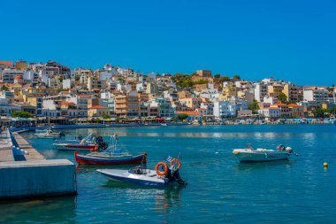 Sitia, Yunanistan, 18 Ağustos 2022: Yunan kenti Sitia 'da deniz kenarında gezinti.
