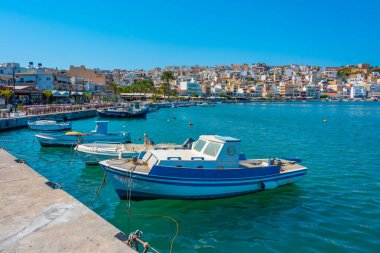 Sitia, Yunanistan, 18 Ağustos 2022: Yunanistan 'ın Girit adasındaki Sitia limanında liman.