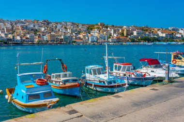 Sitia, Yunanistan, 18 Ağustos 2022: Yunanistan 'ın Girit adasındaki Sitia limanında liman.
