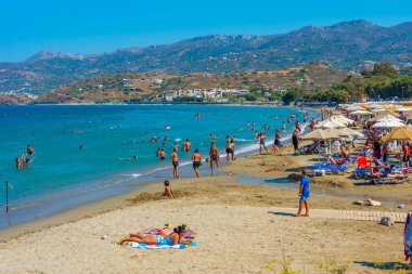 Sitia, Yunanistan, 18 Ağustos 2022: Yunan adası Girit 'teki Sitia plajı manzarası.