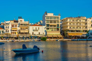 Agios Nikolaos, Yunanistan, 19 Ağustos 2022: Yunan kenti Agios Nikolaos 'un Girit adasındaki silueti.