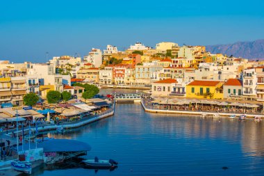 Agios Nikolaos, Yunanistan, 19 Ağustos 2022: Voulismeni gölü ve Yunan kenti Agios Nikolaos 'un Girit adasındaki günbatımı manzarası.