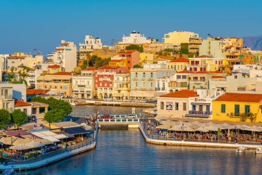 Agios Nikolaos, Yunanistan, 19 Ağustos 2022: Voulismeni gölü ve Yunan kenti Agios Nikolaos 'un Girit adasındaki günbatımı manzarası.