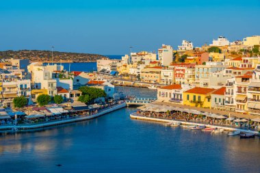Agios Nikolaos, Yunanistan, 19 Ağustos 2022: Voulismeni gölü ve Yunan kenti Agios Nikolaos 'un Girit adasındaki günbatımı manzarası.