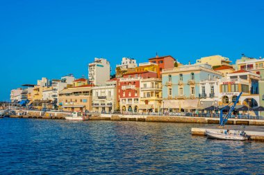 Agios Nikolaos, Yunanistan, 19 Ağustos 2022: Yunan kenti Agios Nikolaos 'un Girit adasındaki silueti.