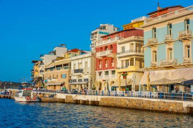 Agios Nikolaos, Yunanistan, 19 Ağustos 2022: Yunan kenti Agios Nikolaos 'un Girit adasındaki silueti.