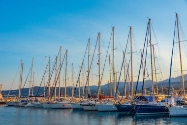 Agios Nikolaos, Yunanistan, 19 Ağustos 2022: Yunanistan 'ın Girit adasındaki Agios Nikolaos limanında liman.