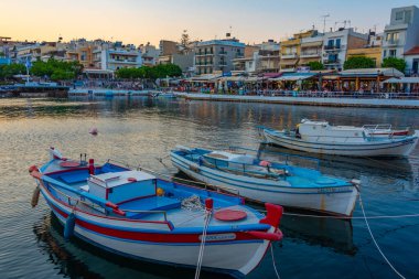Agios Nikolaos, Yunanistan, 19 Ağustos 2022: Voulismeni gölü ve Yunan kenti Agios Nikolaos 'un Girit adasındaki günbatımı manzarası.