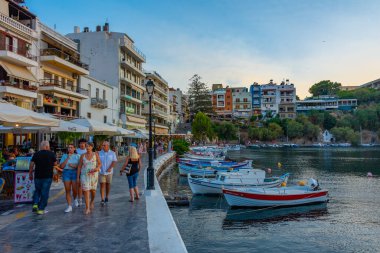 Agios Nikolaos, Yunanistan, 19 Ağustos 2022: Voulismeni gölü ve Yunan kenti Agios Nikolaos 'un Girit adasındaki günbatımı manzarası.