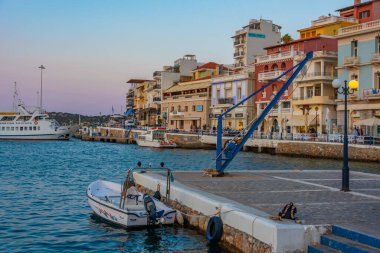 Agios Nikolaos, Yunanistan, 19 Ağustos 2022: Yunan kenti Agios Nikolaos 'un Girit adasındaki günbatımı silueti.