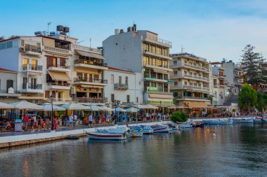 Agios Nikolaos, Yunanistan, 19 Ağustos 2022: Voulismeni gölü ve Yunan kenti Agios Nikolaos 'un Girit adasındaki günbatımı manzarası.