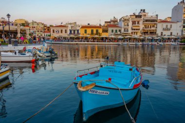 Agios Nikolaos, Yunanistan, 19 Ağustos 2022: Voulismeni gölü ve Yunan kenti Agios Nikolaos 'un Girit adasındaki günbatımı manzarası.