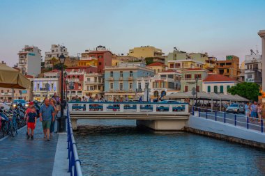 Agios Nikolaos, Yunanistan, 19 Ağustos 2022: Yunan kenti Agios Nikolaos 'un Girit adasındaki günbatımı silueti.
