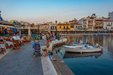 Agios Nikolaos, Yunanistan, 19 Ağustos 2022: Voulismeni gölü ve Yunan kenti Agios Nikolaos 'un Girit adasındaki günbatımı manzarası.
