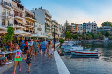 Agios Nikolaos, Yunanistan, 19 Ağustos 2022: Voulismeni gölü ve Yunan kenti Agios Nikolaos 'un Girit adasındaki günbatımı manzarası.
