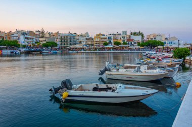 Agios Nikolaos, Yunanistan, 19 Ağustos 2022: Voulismeni gölü ve Yunan kenti Agios Nikolaos 'un Girit adasındaki günbatımı manzarası.