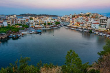 Agios Nikolaos, Yunanistan, 19 Ağustos 2022: Voulismeni gölü ve Yunan kenti Agios Nikolaos 'un Girit adasındaki günbatımı manzarası.