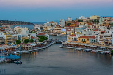 Agios Nikolaos, Yunanistan, 19 Ağustos 2022: Voulismeni gölü ve Yunan kenti Agios Nikolaos 'un Girit adasındaki günbatımı manzarası.
