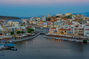 Agios Nikolaos, Yunanistan, 19 Ağustos 2022: Voulismeni gölü ve Yunan kenti Agios Nikolaos 'un Girit adasındaki günbatımı manzarası.